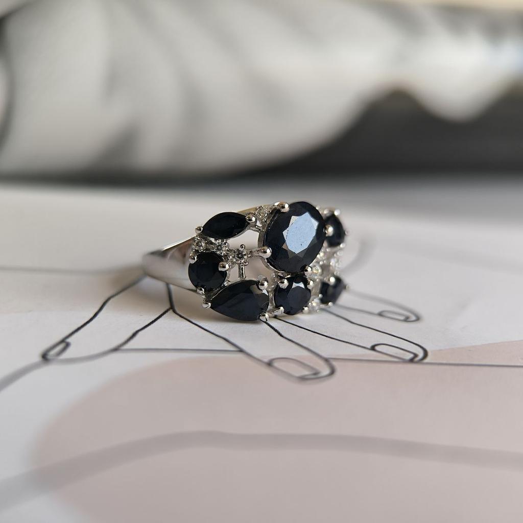 Серебряное кольцо с натуральным сапфиром 3.823ct, фианитами, вес изделия 4,03 гр (2180937)