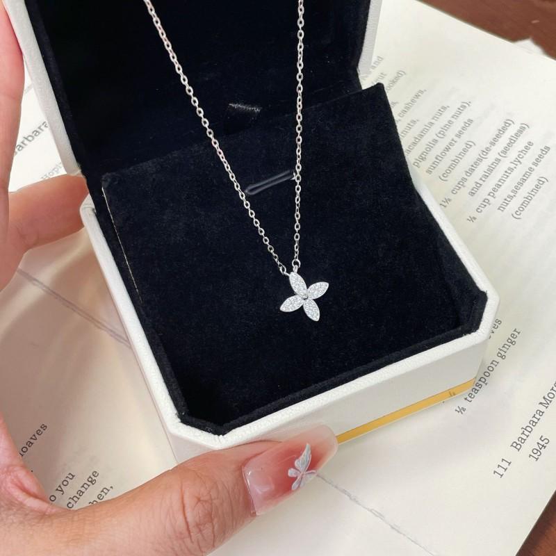 Luxury Light Clover Necklace Women Dainty Choker With Shiny Zircon Fashion Minimalist Jewelry