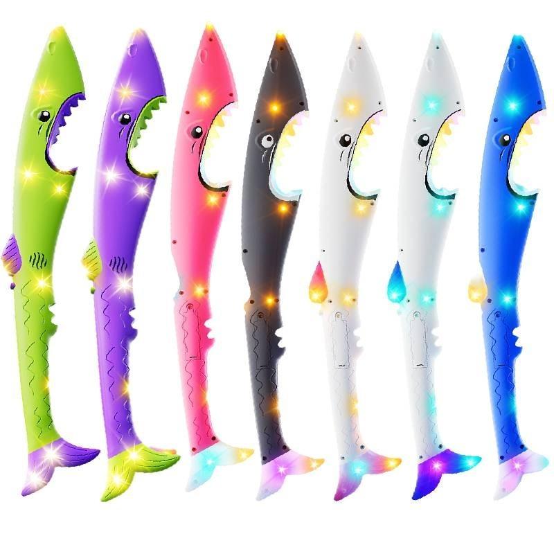 Светящийся в темноте игрушечный нож-акула с красочными звуковыми эффектами и мигающей палочкой для развлечений на ночном рынке оптом
