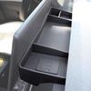 Обновленная центральная консоль и приборная панель Tesla Model Y, ящик для хранения