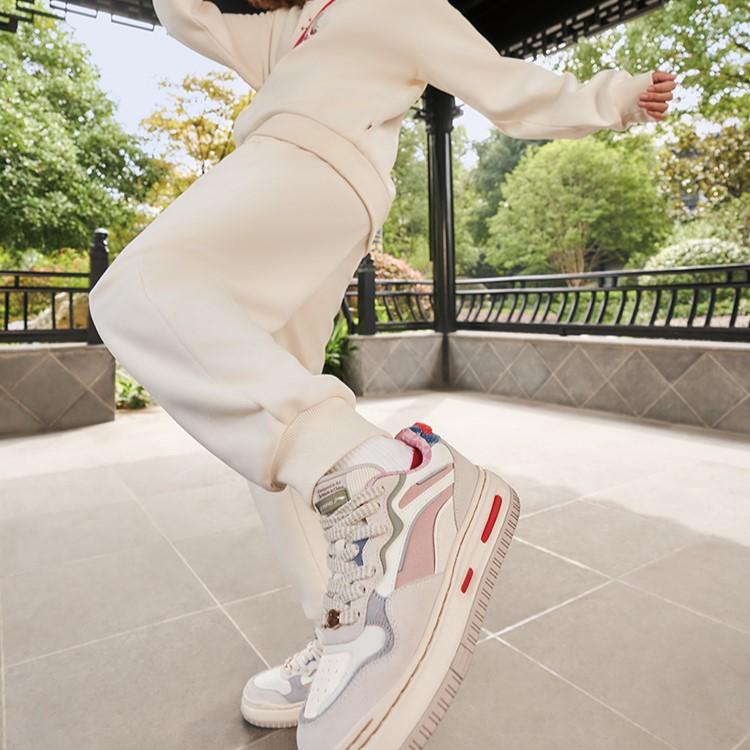 Li Ning Daily Prosperity Series однотонные повседневные трикотажные спортивные брюки с манжетами женские брюки цвета не совсем белого AKLU028-4