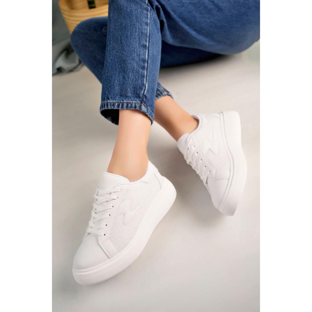 Женские белые спортивные туфли на высокой подошве 6 см