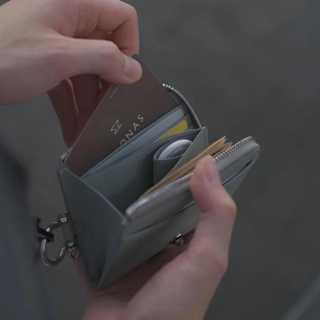 Eponas CONNECT Кожаный кошелек-портмоне Eponas Zip с карманом для хранения AirTag, Натуральная французская козья кожа от Arlan, Круглая молния (Сине-серый + Плечевой ремень)