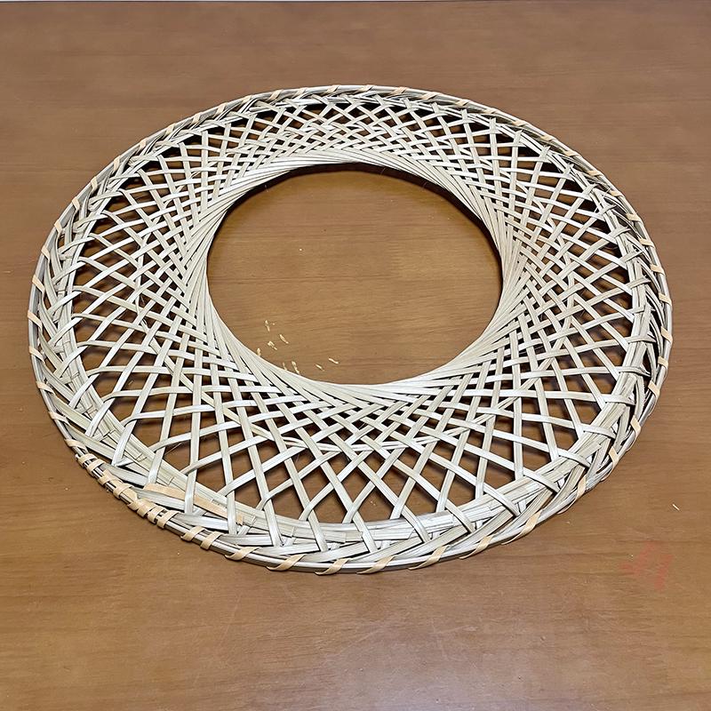 Коническая шляпа, сплетенная вручную из бамбука: Настенное искусство и аксессуар для танца в стиле древнего уся