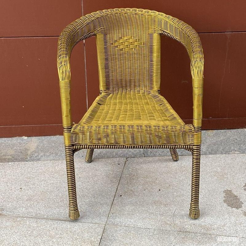 Трехкомпонентный ротанговый комплект для улицы: Складной плетеный стул со спинкой и журнальный столик для балкона или дома