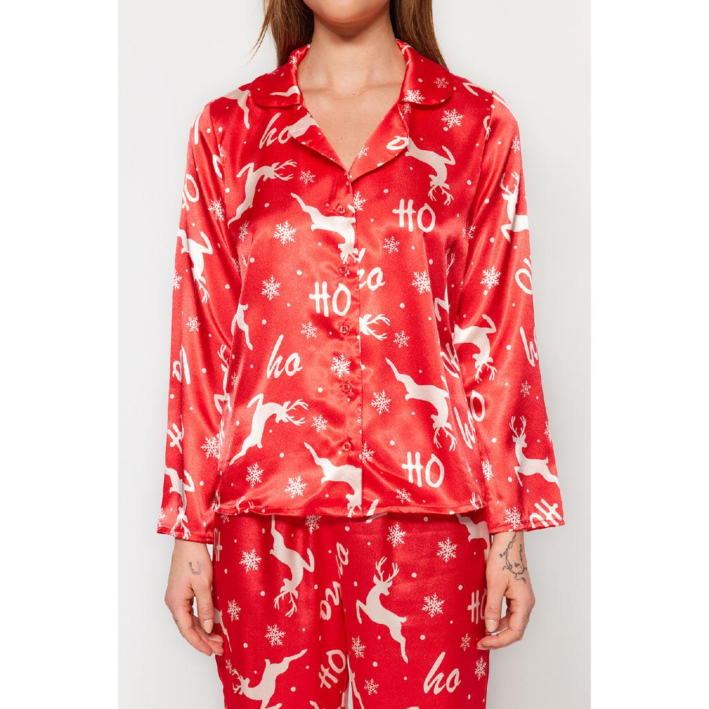 Темно-сине-разноцветный атласный пижамный комплект с новогодней тематикой Thmaw24pt00037