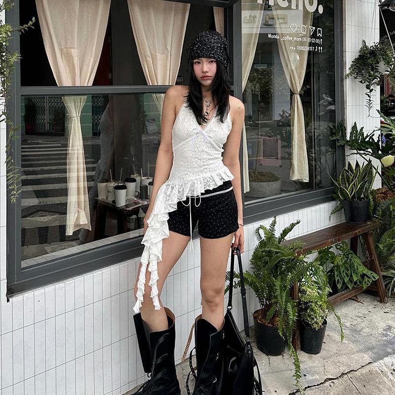 Асимметричный топ-халтер с рюшами и открытой спиной