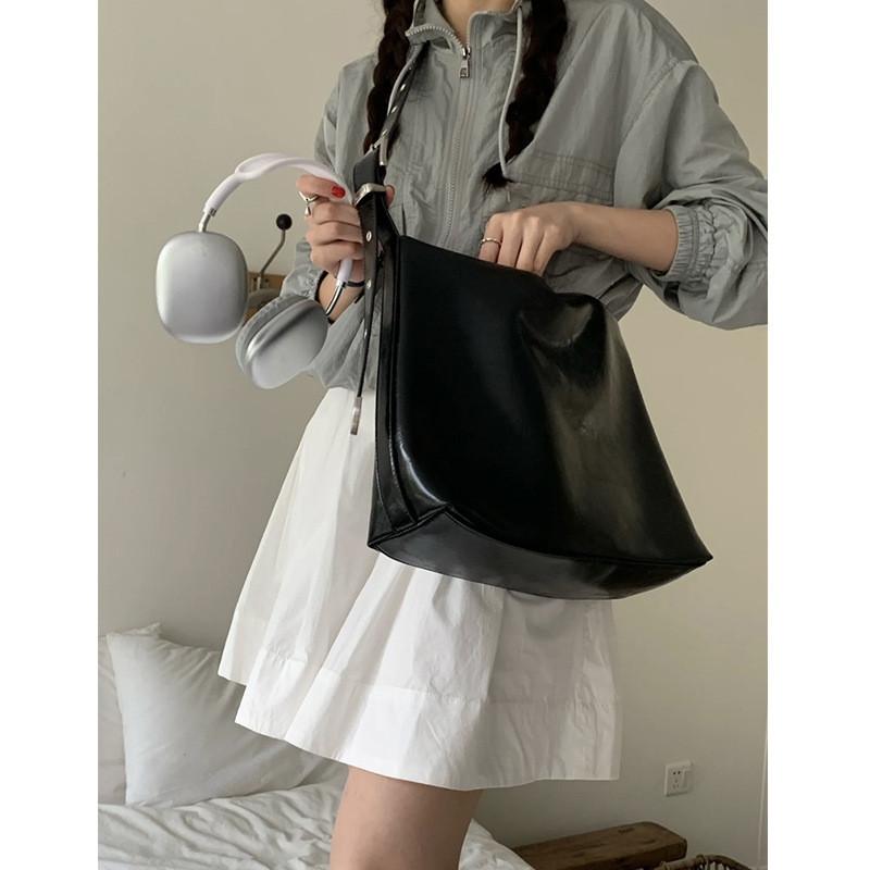 IELGY Korean Version of Soft Leather Commuter Shoulder Bag, Black Fashion Versatile Large-capacity Tote Bag, Messenger Bucket Bag
