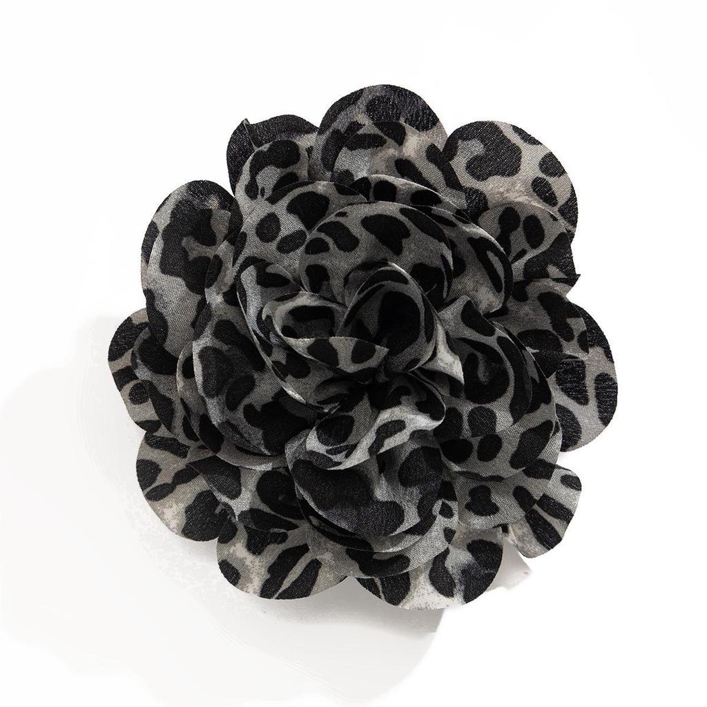 Черная заколка-утконос с леопардовым принтом и брошью в виде цветка из ткани — смелая европейская и американская зимняя мода