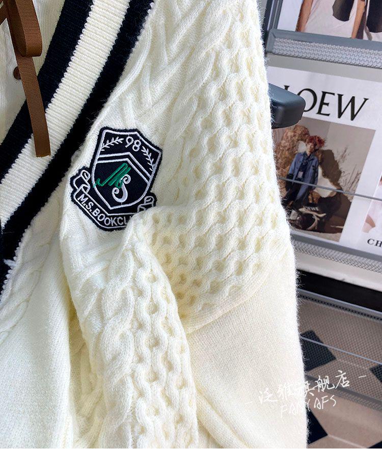 Женский вязаный кардиган средней длины в студенческом стиле - Коллекция Осень/Зима 2025