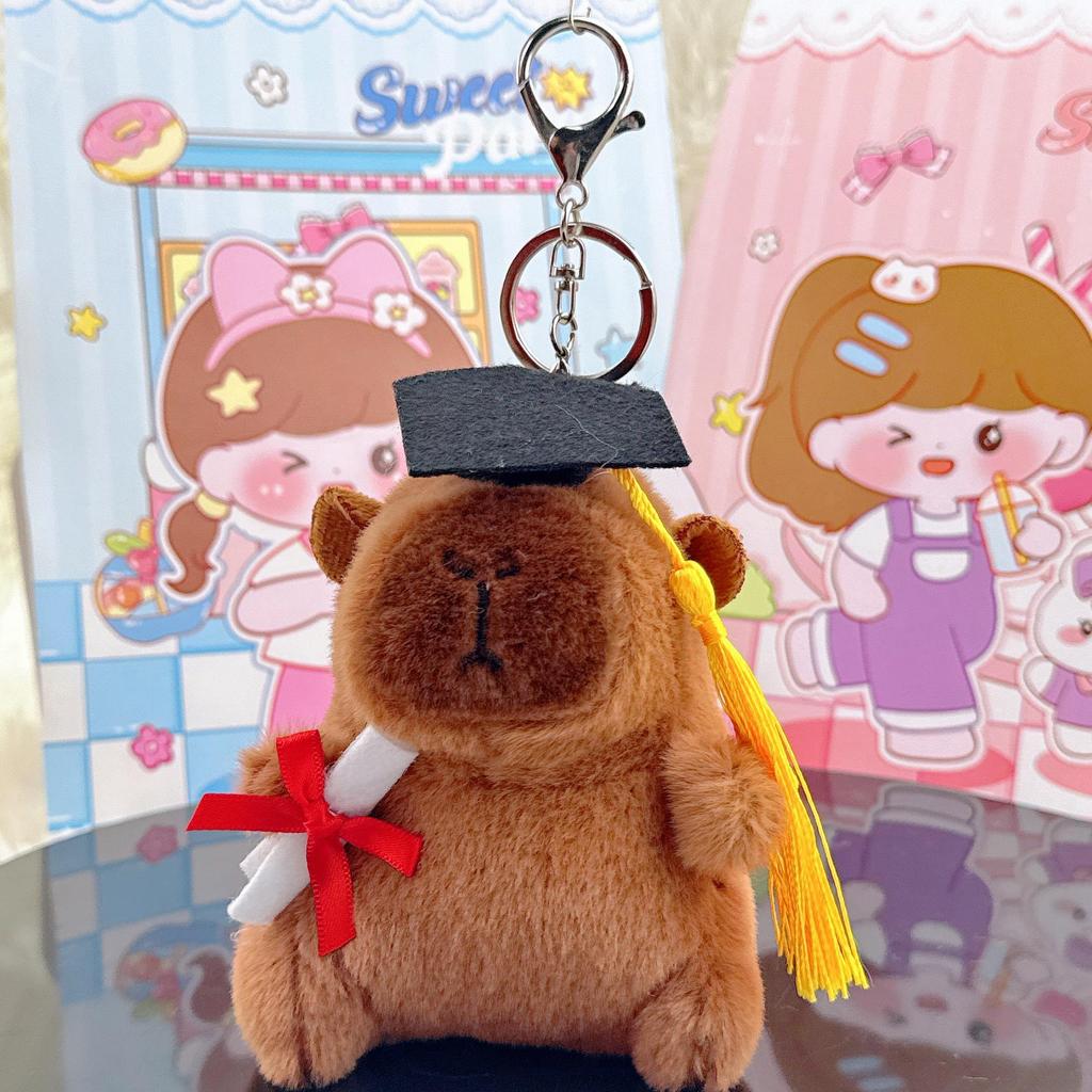 Плюшевый брелок-капибара Xiaohongshu и кулон-кукла в выпускной шляпе