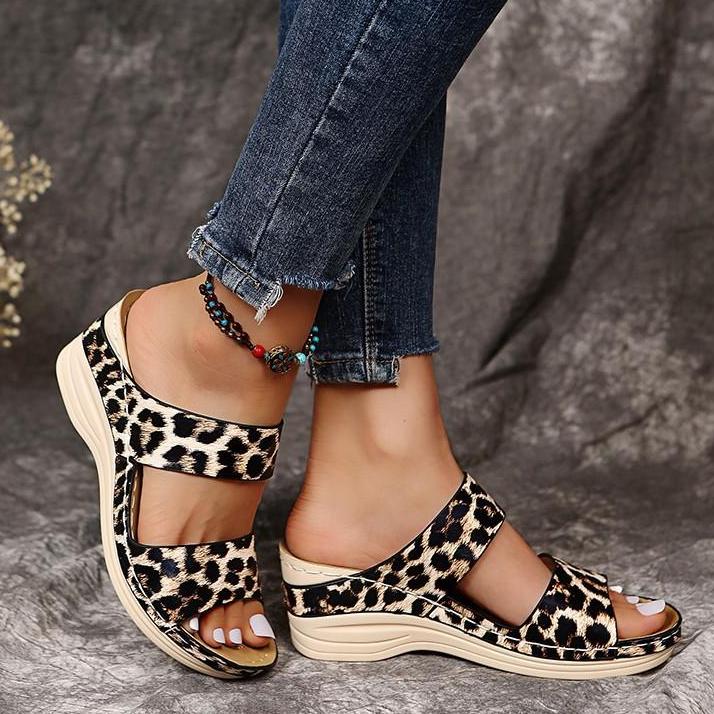 Новые летние тапочки, сандалии на толстой подошве с леопардовым принтом, повседневные женские тапочки с круглой головкой на наклонном каблуке