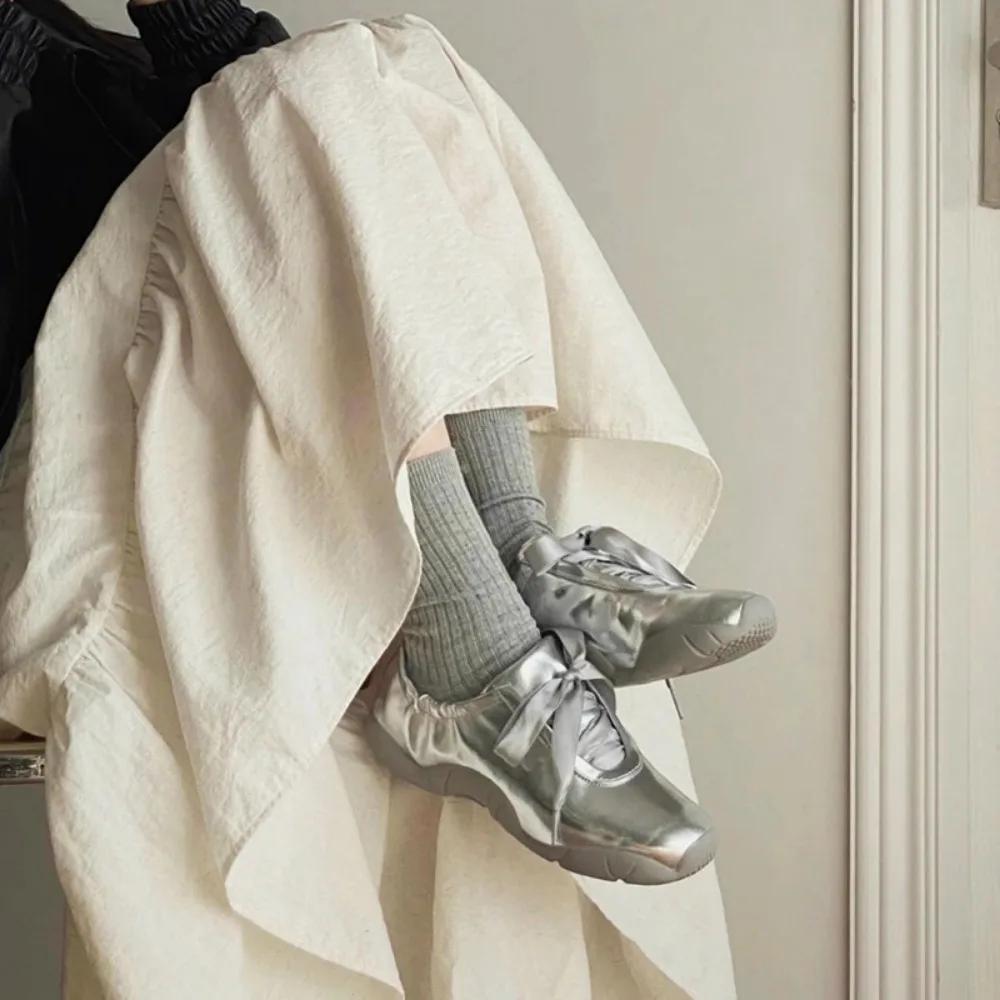 Роскошная обувь для женщин, модный тренд, новые универсальные балетки с серебряным ремешком, женская повседневная спортивная обувь, кроссовки на плоской подошве для женщин