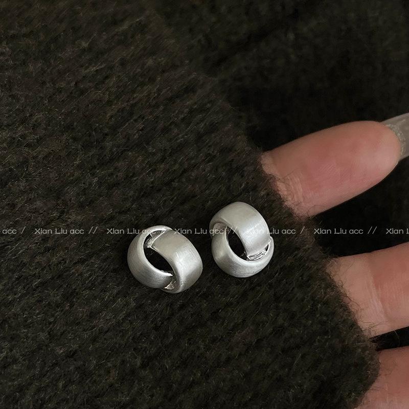 Винтажные серьги-пусеты серебристого цвета с матовой отделкой, стиль 2025: Уникальный дизайн класса люкс для женщин