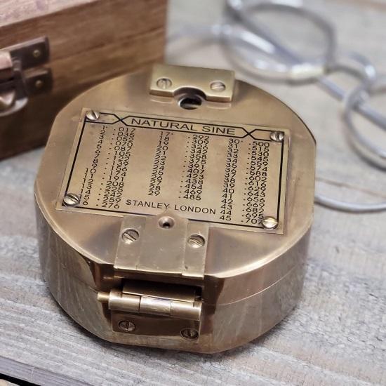 Антикварный латунный военный компас с гравированной коробкой