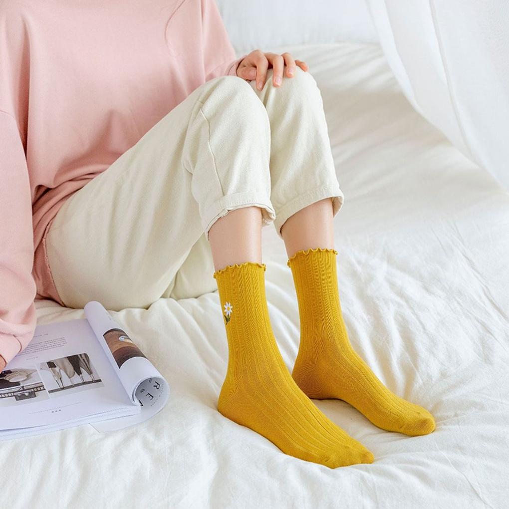 8 Pairs of Women's Daisy Frill Embroidery Compression-Free Socks