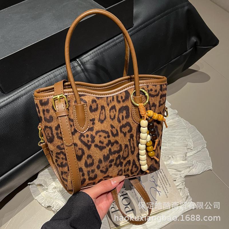 Сумка с леопардовым принтом женская осенне-зимняя универсальная 2025 новая матовая ретро сумка-мессенджер повседневная взрывная портативная сумка-ведро