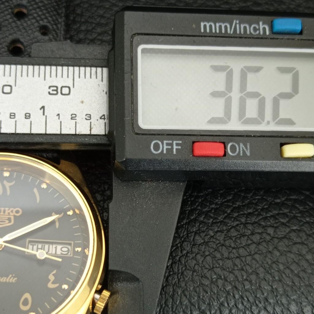 ЯПОНСКИЕ ВИНТАЖНЫЕ ОТРЕМОНТИРОВАННЫЕ МУЖСКИЕ АВТОМАТИЧЕСКИЕ ЧАСЫ SEIKO 5 С ЧЕРНЫМ ЦИФЕРБЛАТОМ a446740-1