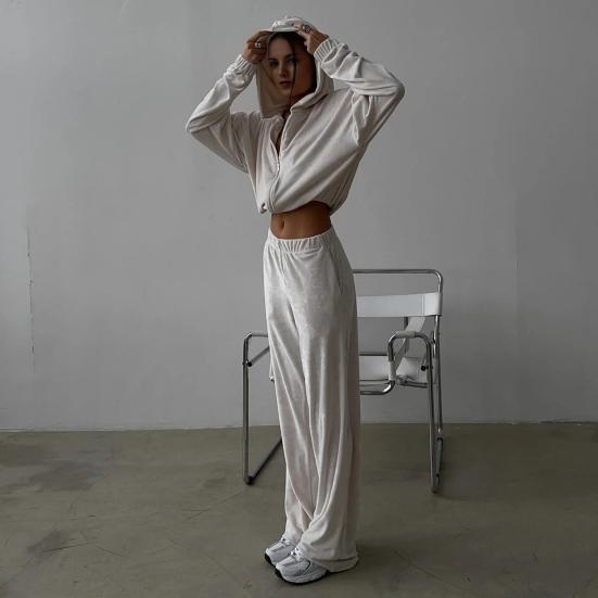 Женский велюровый спортивный костюм из 2 предметов: толстовка с капюшоном на молнии и брюки широкого кроя. Комплект из мягкого бархата.