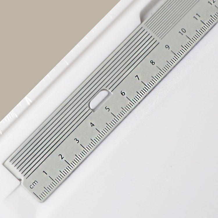 Белая доска со шкалой и полукруглым инструментом — стираемая доска объявлений о встречах для учителей и художников