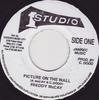 7-дюймовая пластинка FREDDIE MCKAY  THE CLARENDONIANS  Picture On The Wall  Who Laugh Las NONE Studio One  Ямайка Регги Ска Даб Б/у