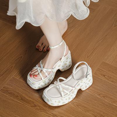 Женские летние сандалии на платформе-маффин, новый фасон на танкетке, обувь с небольшим увеличением высоты, с цветочным декором, с открытым носком, римские сандалии