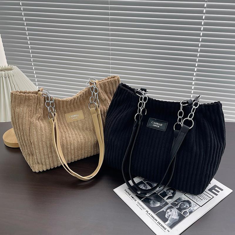 Large Capacity Velvet Chain Tote Bag For Women With Zipper Closure For Daily Use