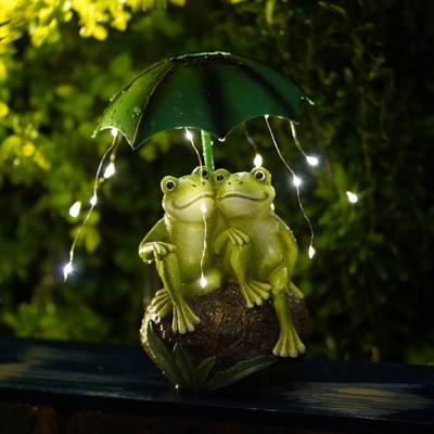 Yousheng Frog Couple Солнечный светильник, прочная конструкция из смолы, водонепроницаемая, устойчивая к ультрафиолетовому излучению, скульптура лягушки, держащей зонтик, со светодиодной подсветкой