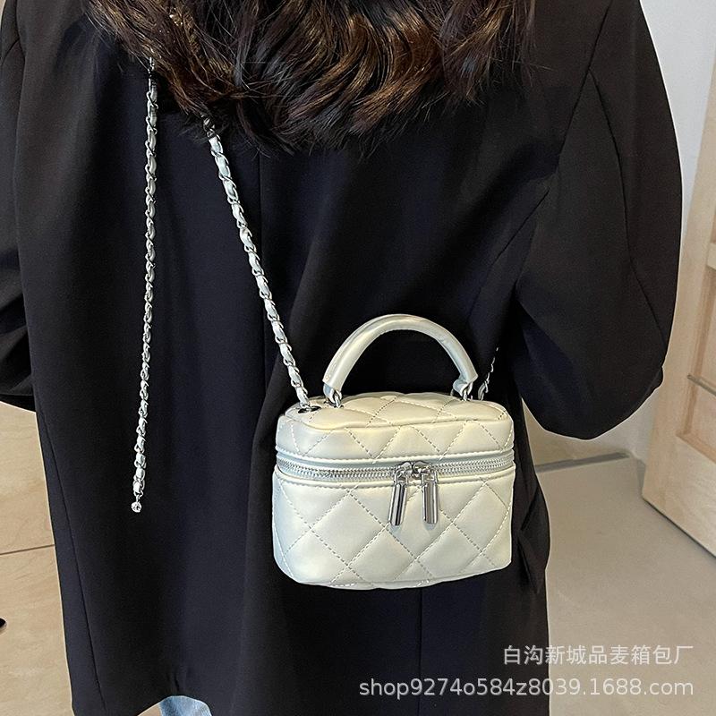 Fashionable and Simple Hand-held Small Bag Women's 2025 New Explosive One-shoulder Crossbody Bag Diamond Check Chain Small Square Bag