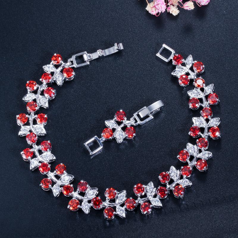 Ювелирные изделия, Изысканный сверкающий бриллиант, Покрытый швейцарским цирконом браслет из настоящего золота.