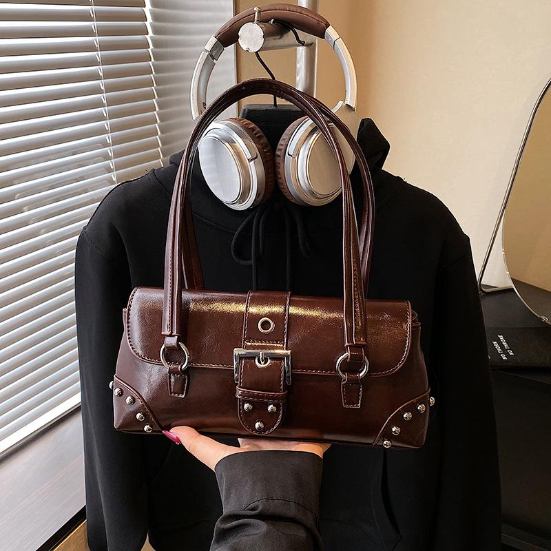 Ретро сумка женская большой вместимости 2025 новая осень и зима универсальная нишевый дизайн на одно плечо подмышку сумка для通勤 сумка-подушка