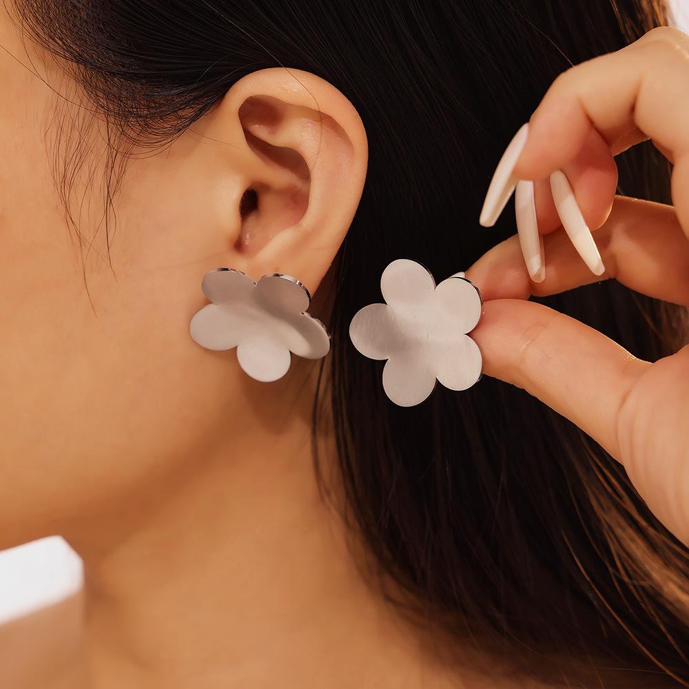 French Court Style Five-petaled Flower Stud Earrings Titanium Steel Plated 18k Real Gold Niche Smooth Surface Design Geometric Flower Ear Jewelry