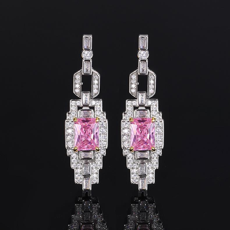 Серьги с имитацией цветного драгоценного циркона, серьги с изумрудами, серьги с квадратными бриллиантами из красного корунда, серьги с розовым цирконием.