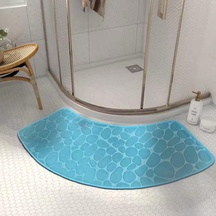 Изогнутый коврик для ванной из кораллового флиса с узором из гальки - Нескользящий и легко чистящийся