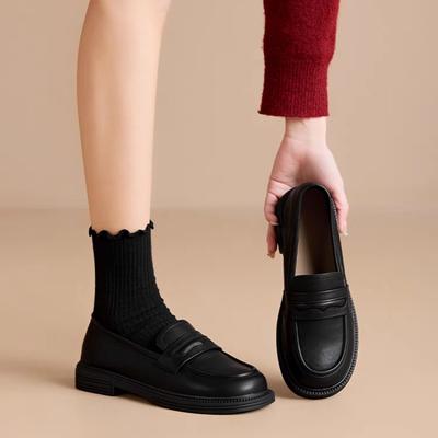 Модные маленькие кожаные туфли Матовые черные 2025 Новые универсальные лоферы слипоны Плоские одинарные туфли