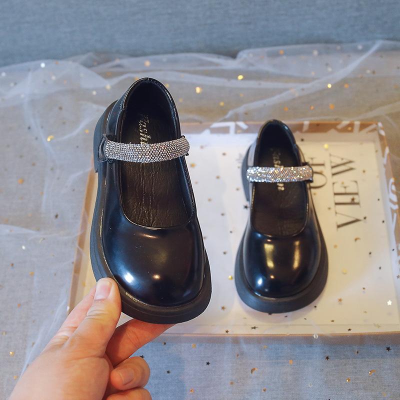 Детские кожаные туфли в корейском стиле 2024 года, весна, новые модные детские туфли с глянцевыми мелкими стразами для девочек, школьные туфли из искусственной кожи