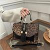 Маленькая сумка женская 2025 новая модная трендовая универсальная сумка-мессенджер на цепочке через плечо с леопардовым принтом