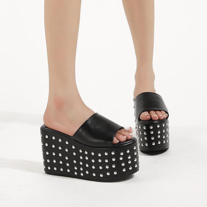 2024 Новые женские летние стриптиз-тапочки, сандалии на толстой подошве, модные подиумные танцевальные вечерние туфли большого размера с заклепками на танкетке и высоким каблуком