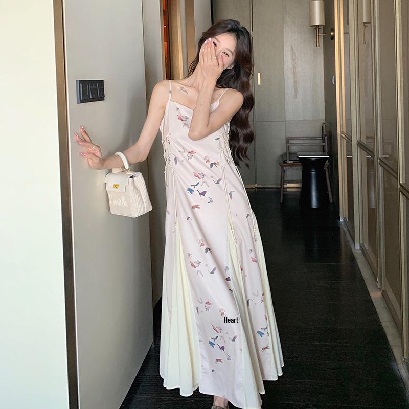 Платье с подтяжками и принтом «бабочки» — летняя коллекция 2024 г., облегающий крой, стиль «сладкий чайный перерыв».