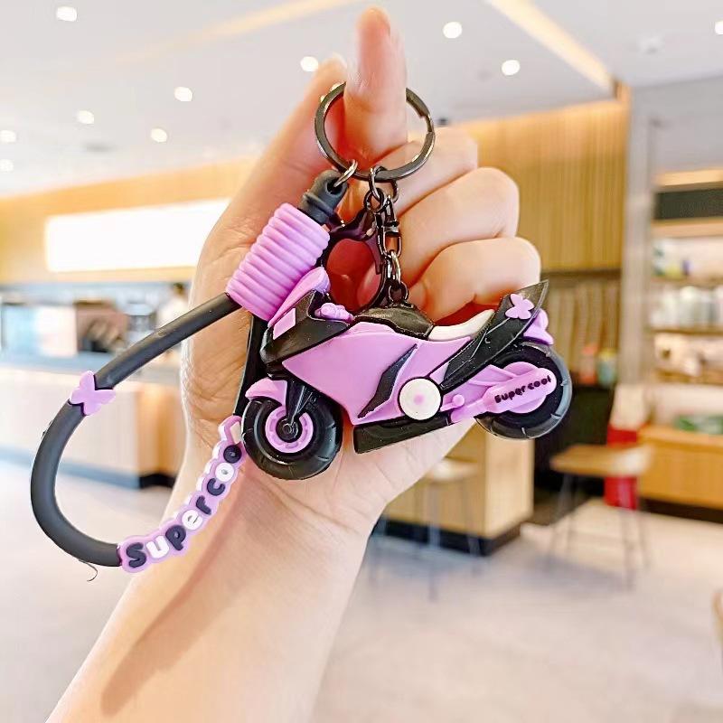 Креативный крутой брелок в виде локомотива, мультяшный кулон в виде куклы-локомотива, парный, для школьного рюкзака, маленький кулон, изысканная кукла