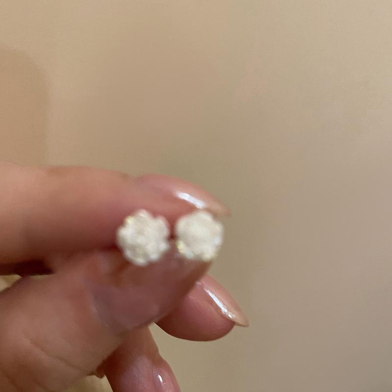 Изысканные серьги в виде цветка камелии: Весна 2024: элитный стиль для женщин