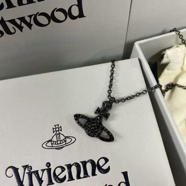 Ожерелье «Сатурн» с бриллиантами и деталями-заклепками, с плоской цепочкой-рельефом для ключицы