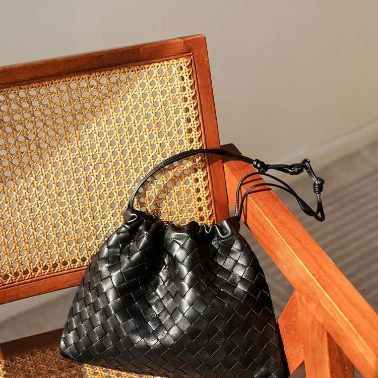 2024 Новая сумка через плечо BV Woven Sheepskin Cloud: Универсальный, модный и популярный стиль с завязками