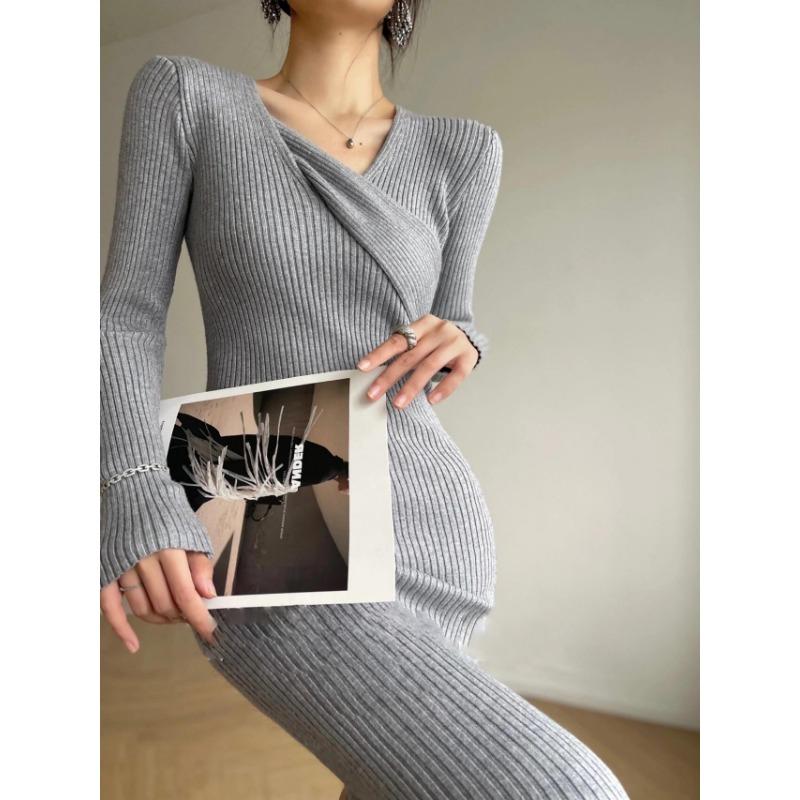 [] Ретро и тонкая талия, дизайнерский сенс, осенне-зимнее универсальное трикотажное облегающее платье-комбинация с V-образным вырезом