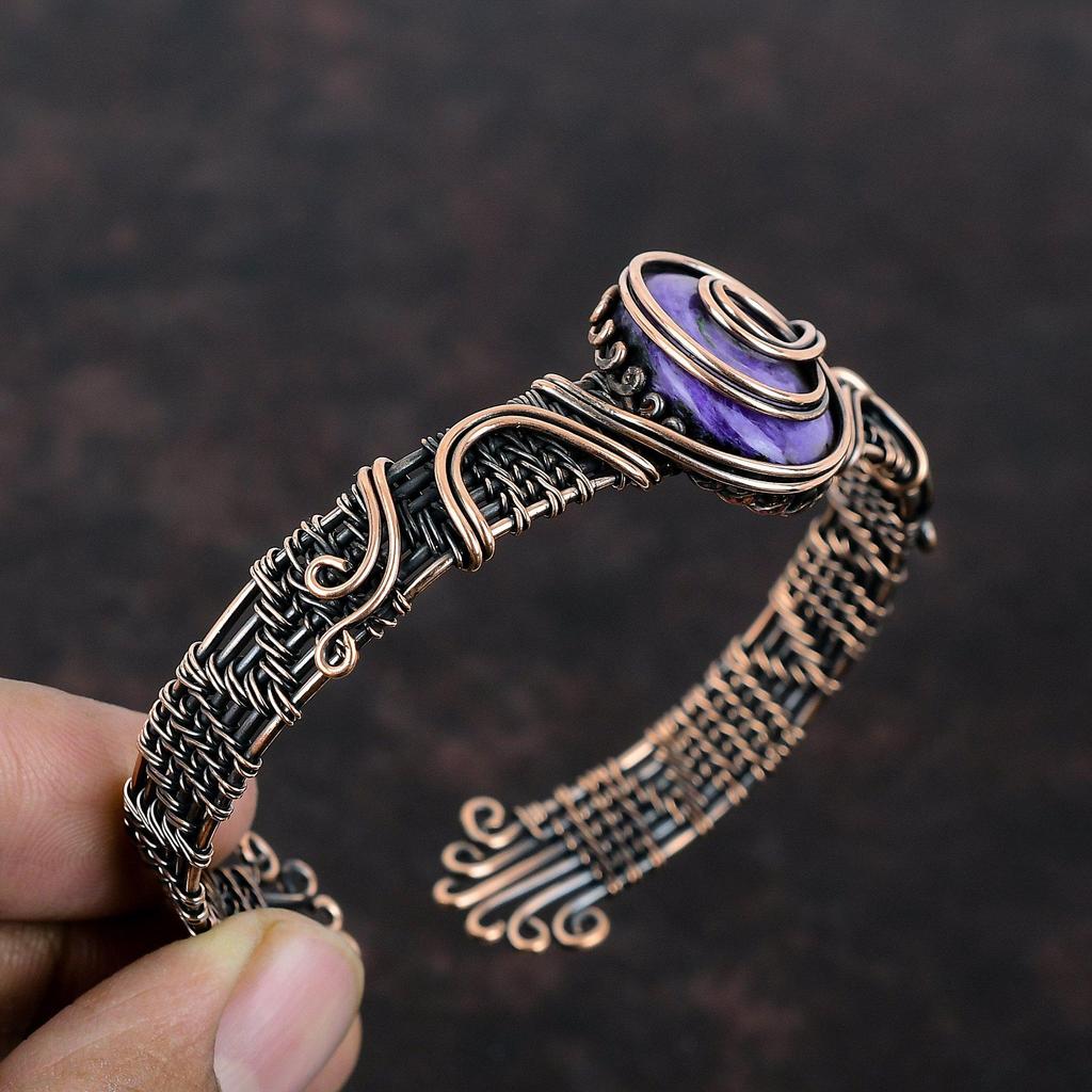 Браслет-манжета с чароитом Браслет из драгоценного камня Браслет из медной проволоки Ювелирные изделия ручной работы Регулируемый браслет Медные украшения для подарка Дизайнерские манжеты