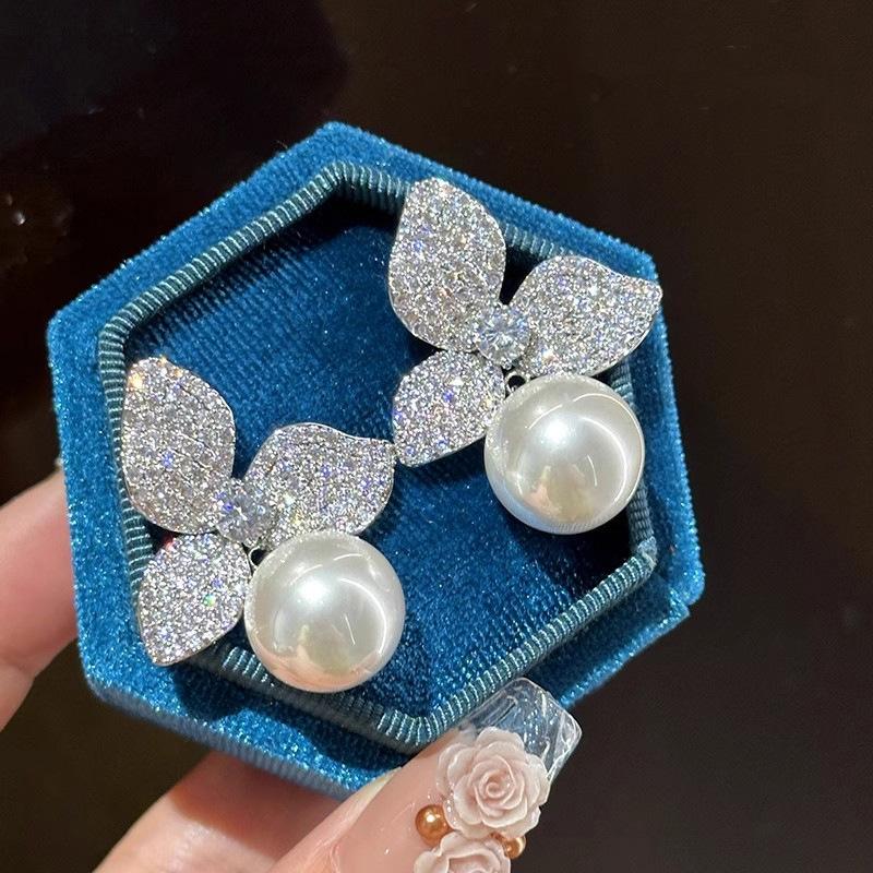 Hot-selling new earrings, Korean version of fashion imitation pearl stud earrings for women, clover petal zircon earrings