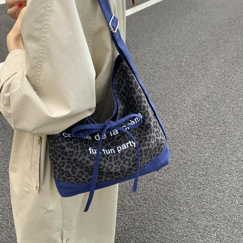 Canvas bag women's large capacity 2025 new autumn and winter niche shoulder messenger bag advanced sense student class tote bag