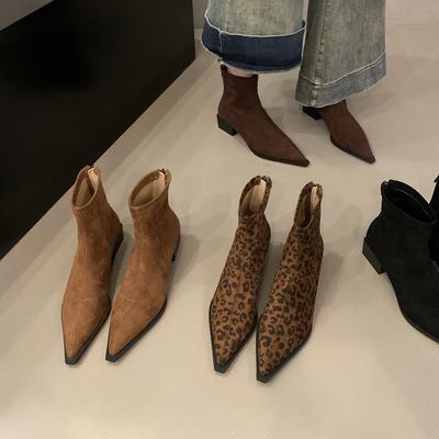 Грубый каблук с острым носком и леопардовым принтом, тонкие короткие сапоги, женская обувь 2024 года, новые осенне-зимние сапоги Martin, замшевые французские маленькие ботильоны