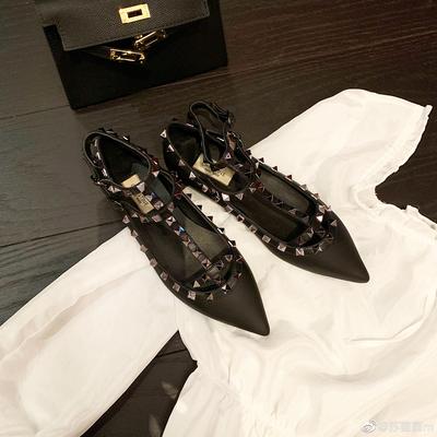 Версия из овчины~ Виноградная мать та же кожа острый носок мелкий вырез ремешок заклепки туфли Мэри Джейн женские плоские универсальные одинарные туфли