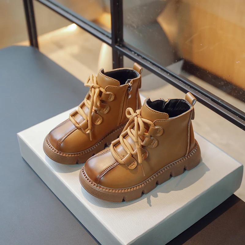 2024 Детские короткие ботинки для девочек, зимние новые модные корейские туфли с мягкой подошвой, нескользящие, британские универсальные кожаные туфли